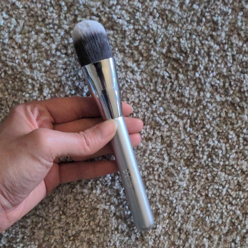It Cosmetics Airbrush OMG! Foundation Brush #106